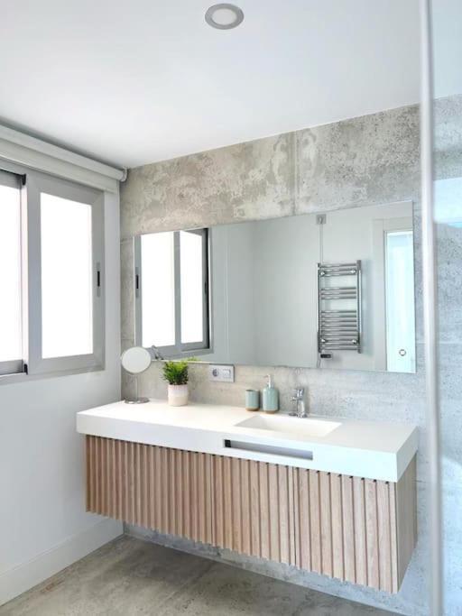 Moderno Y Completo Apartamento Frente Al Mar Малага Екстериор снимка